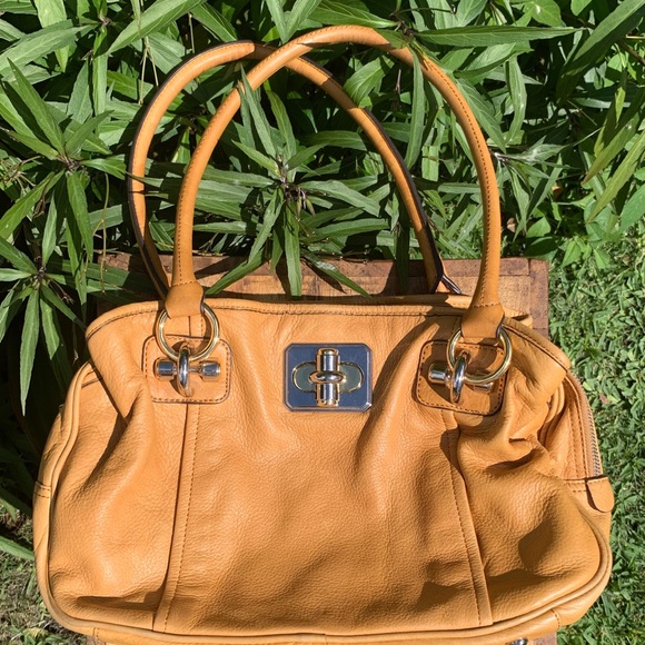 🤎 B Makowsky gorgeous leather satchel with dual toned hardware. 14” X 10 1/2” - Picture 2 of 8